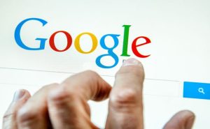 Un internaute s'apprête à faire une recherche sur Google.