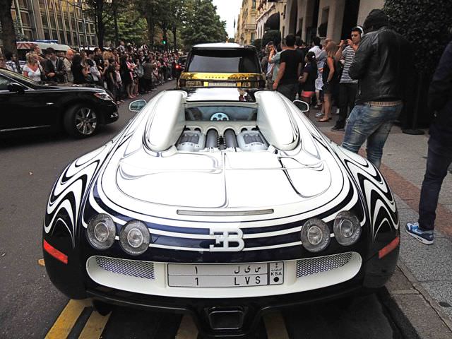 La Bugatti Veyron du prince saoudien en stationnement à Paris.