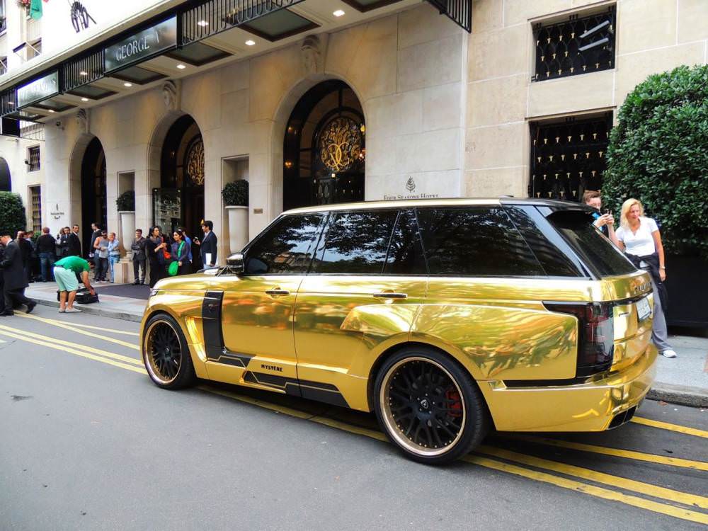 Le Range Rover préparé par Hamann devant l'hôtel où est descendu le prince saoudien.