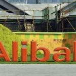 Devant le siège d'Alibaba à Hangzhou (Chine).