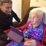 À 114 ans, elle doit mentir sur son âge pour s'inscrire sur Facebook