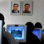 Des étudiants nord-coréens utilisant des ordinateurs près des portraits de dirigeants, à l'Université de technologie de Kim Chaek de Pyongyang.