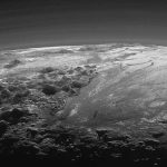 Pluton : une incroyable image de crépuscule sur des montagnes de glace
