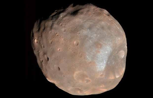 Phobos est l'une des deux lunes de Mars, avec Deimos.