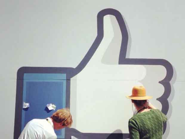 Seins nus et texte xénophobe pour défier Facebook