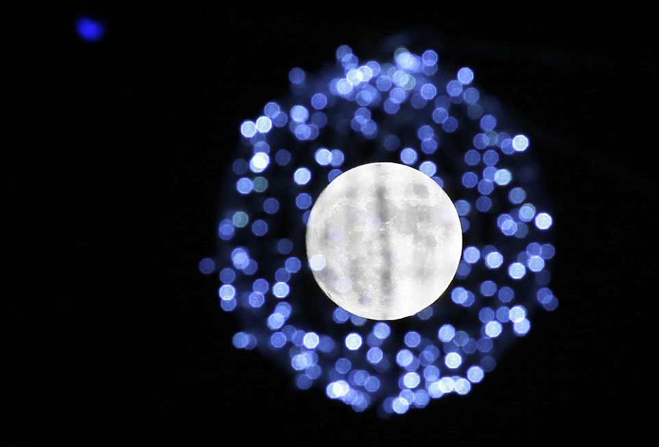 lune-pleine-lune-vue-a-travers-decorations-de-la-place-oktyabrskaya-a-minsk