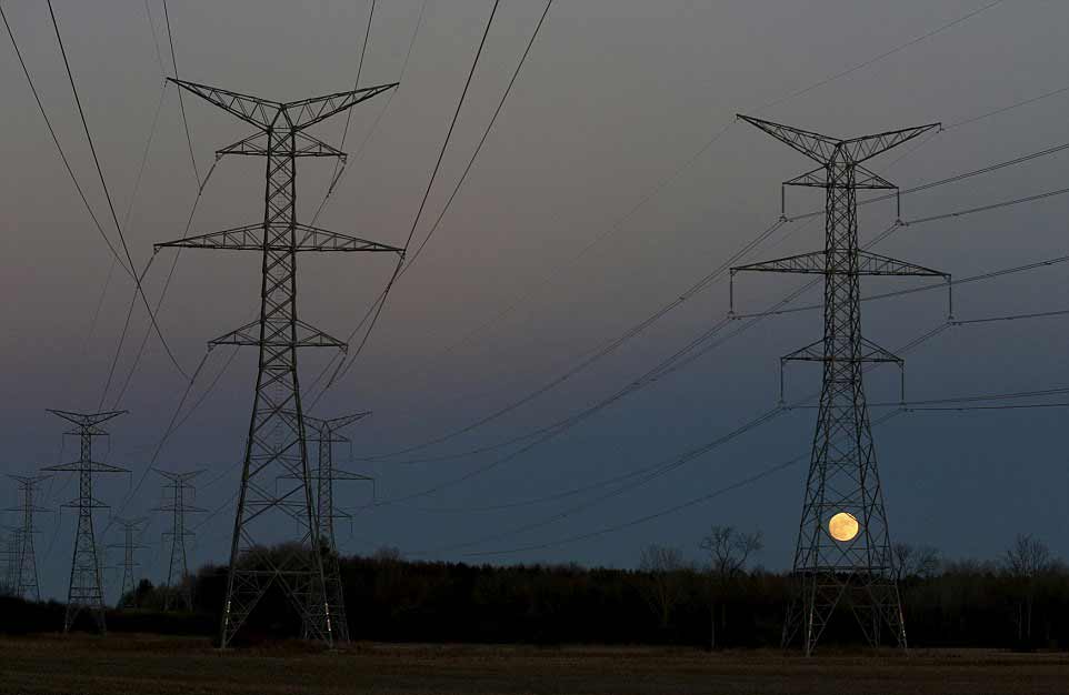 pleine-lune-se-leve-derriere-un-pylone-electrique-ottawa