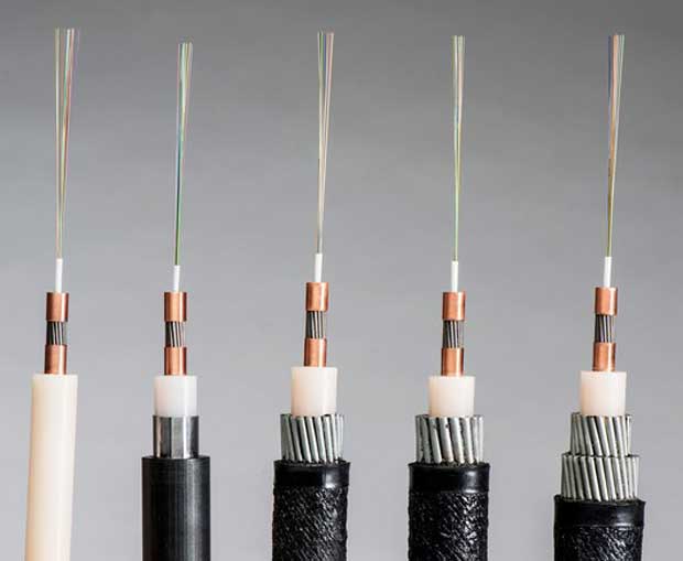 Une sélection de produits de câbles à fibres optiques fabriqués par SubCom.