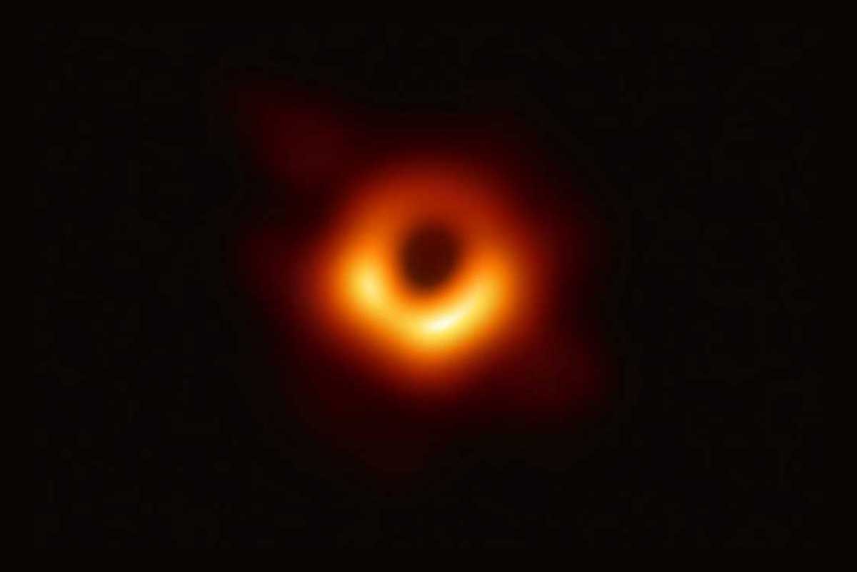 Historique : la première photo d'un trou noir dévoilée