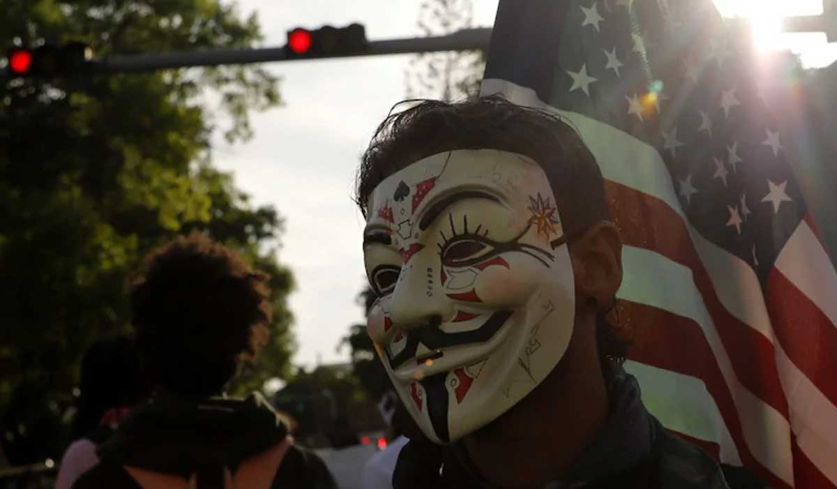 Anonymous : un homme protestant contre la mort de George Floyd porte un masque de Guy Fawkes à Miami