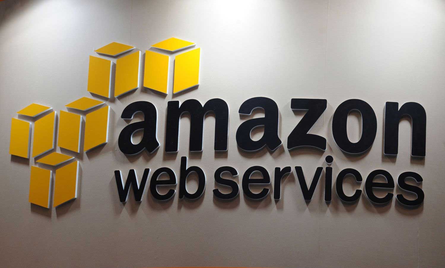 Logo d'Amazon Web Services (AWS) à Tokyo.