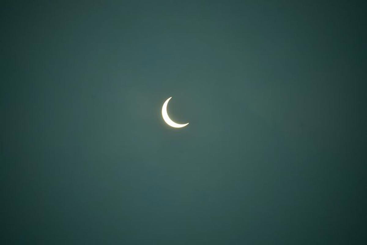 La lune couvre partiellement le soleil pendant une éclipse solaire annulaire, vue de Siliguri.