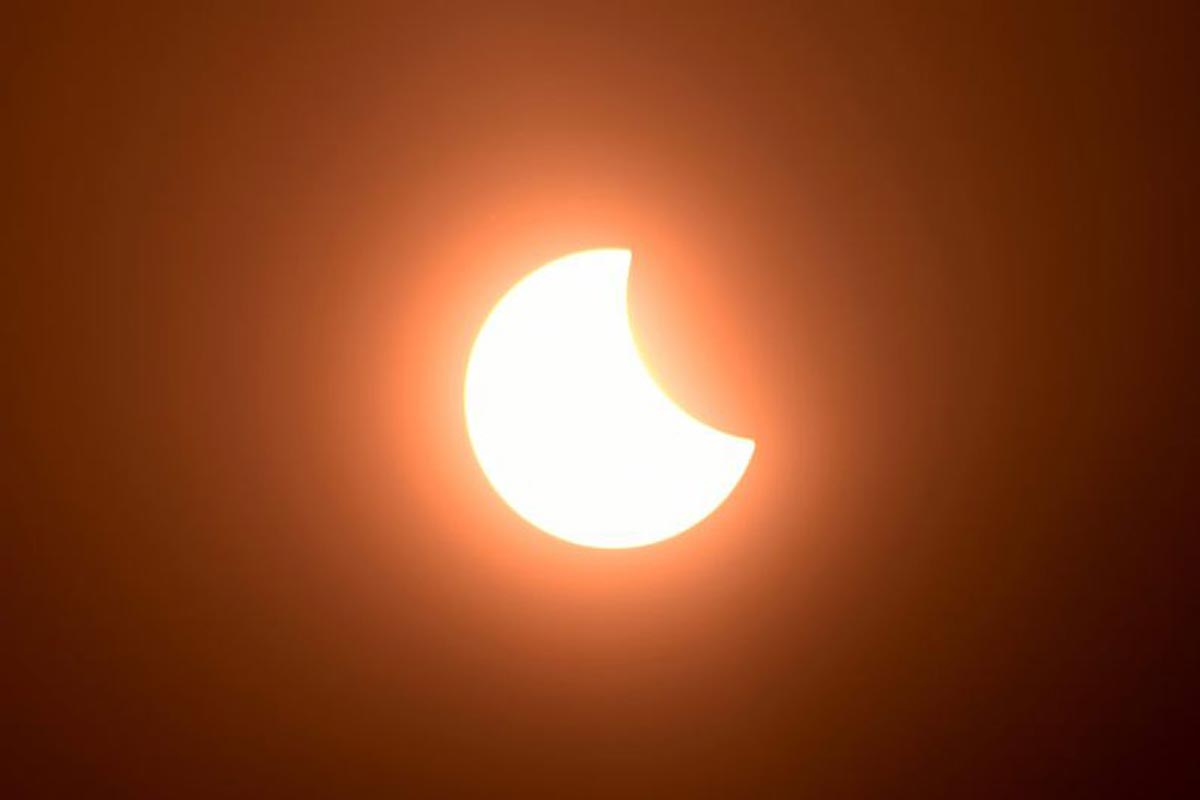 La lune couvre partiellement le soleil lors d'une éclipse solaire annulaire vue de Phnom Penh.