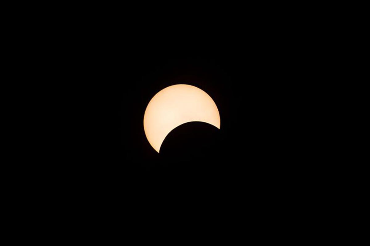La lune se déplace devant le soleil pendant l'éclipse solaire annulaire de Hong Kong.