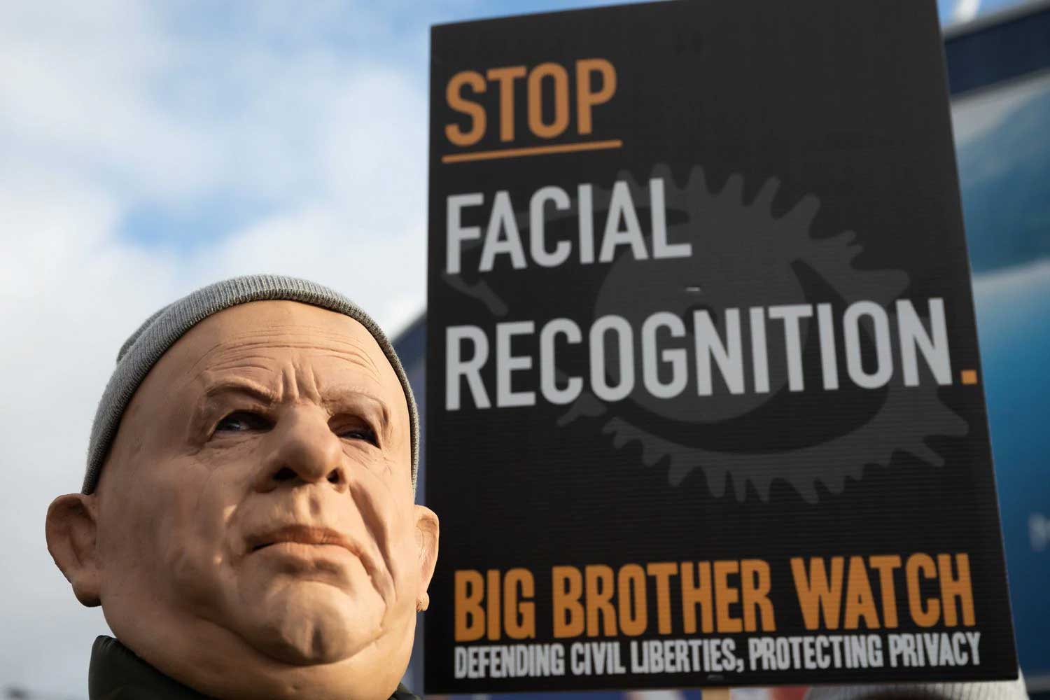 Un homme masqué lors d'une manifestation en janvier à Cardiff contre l'utilisation de caméras de reconnaissance faciale par la police.
