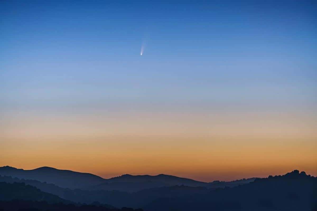 Image composite de la comète C/2020 F3 (NEOWISE) à San Leandro, Californie.