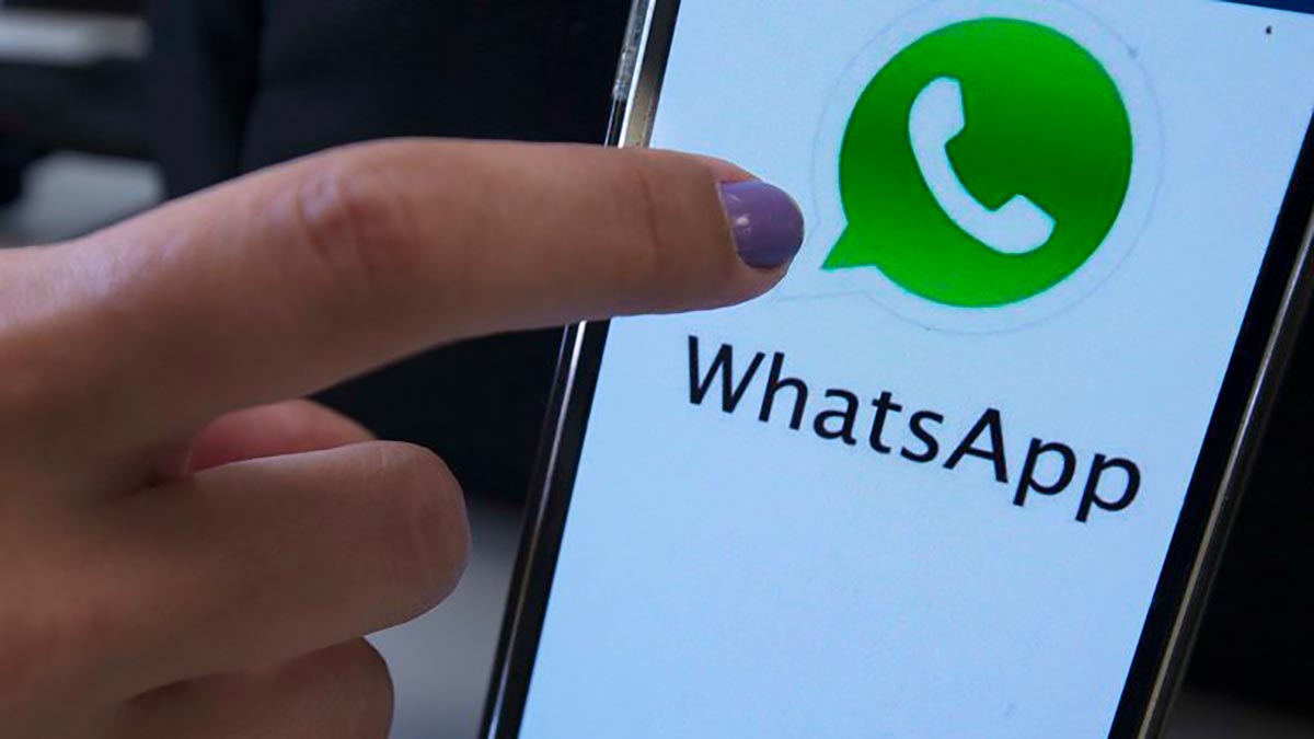 Photographie d'un téléphone portable avec le logo de l'application technologique WhatsApp.