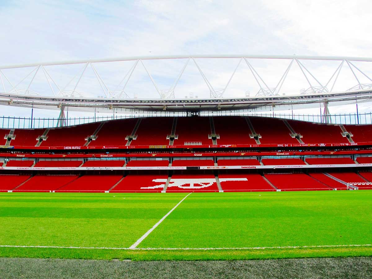 Les abords de l'Emirates Stadium ont été pris d'assaut par les fans après l'annonce de la Super League