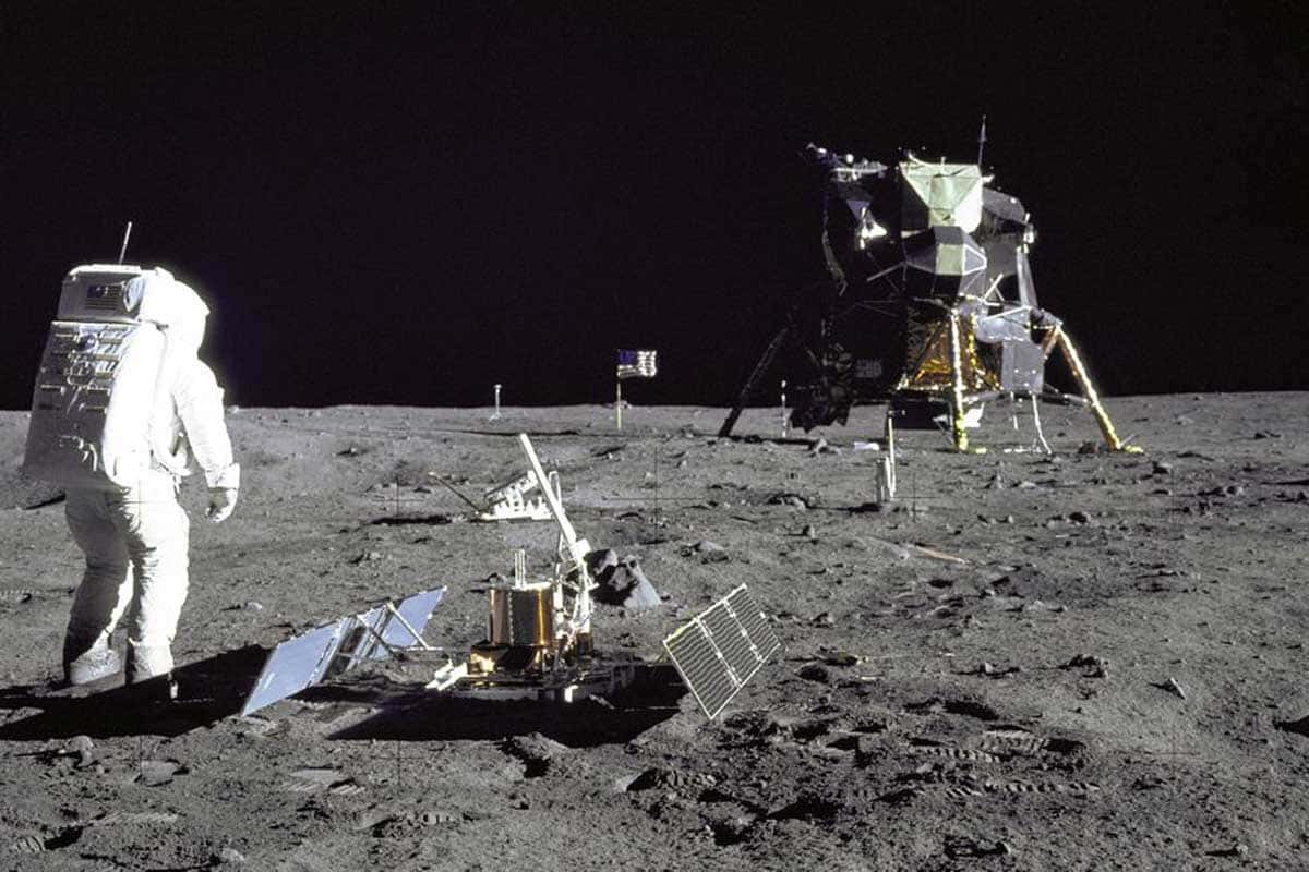 La théorie de la Lune Creuse est née après que l'équipage d'Apollo 12 ait volontairement laissé tomber le module lunaire sur la surface de la Lune.