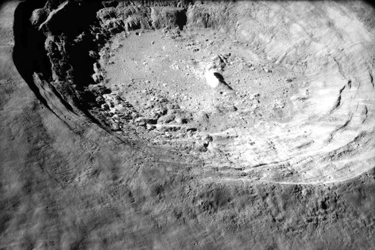 Aristarchus est un cratère d'un diamètre de 40 kilomètres et d'une profondeur de seulement 3,7 kilomètres.