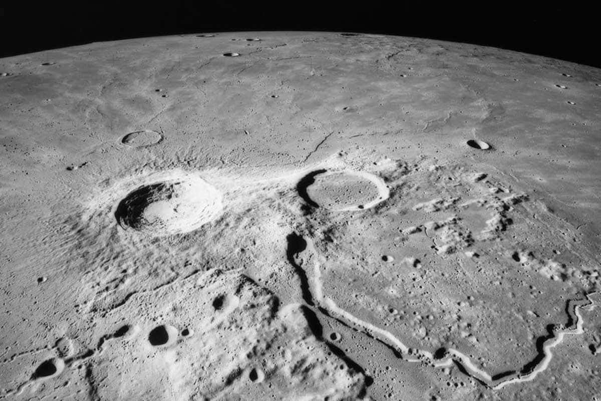 Selon le professeur Stanyukovich, une météorite doit pénétrer dans la Lune à une profondeur égale à quatre ou cinq fois son propre diamètre. Ce n'est pas le cas à la surface du satellite, où la profondeur maximale des cratères est inférieure à quatre kilomètres.