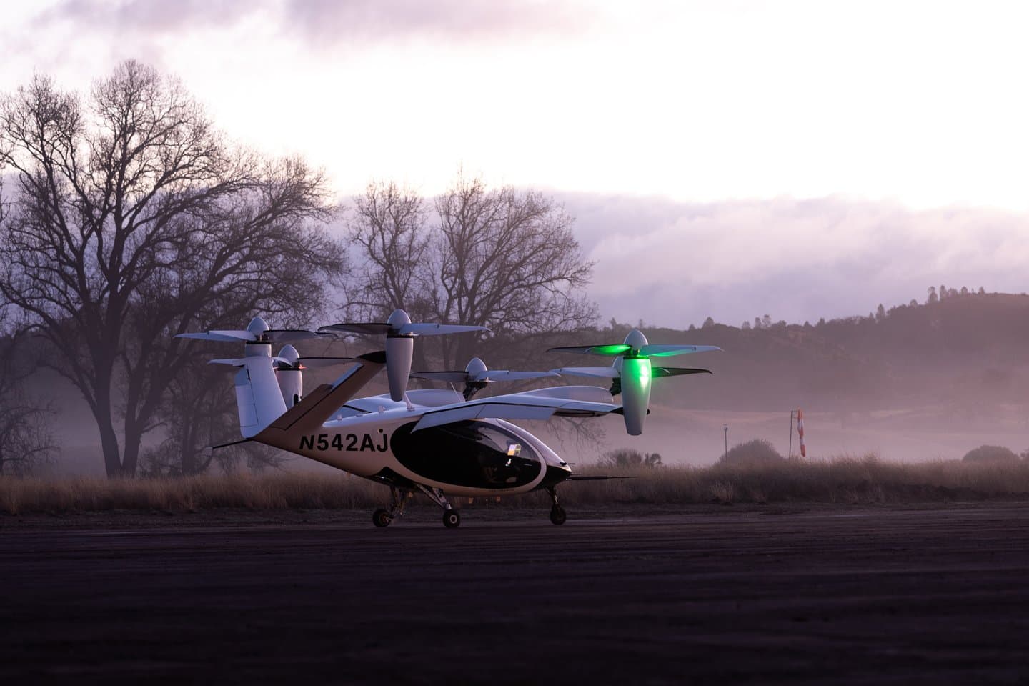 Photo fournie par Joby Aviation montrant l'avion à décollage et atterrissage vertical électrique (eVTOL) sur la base de vol électrique de la société près de Big Sur, en Californie (États-Unis).