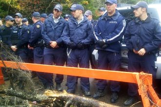 Les policiers lors de la manifestations à Rexton, au Nouveau-Brunswick.