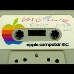Une cassette contenant le code source de l’Apple II, avec le logo historique d’Apple Computer Inc.