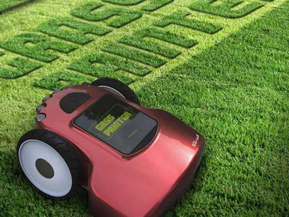 Le robot tondeuse dessine sur la pelouse