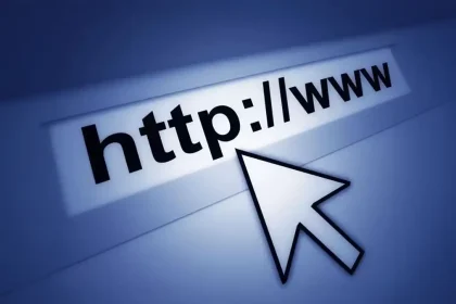 Une flèche de souris pointant sur une URL commençant par http://www, symbolisant l’adresse d’une page Internet