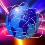 Représentation graphique d'une planète Terre connectée par des faisceaux lumineux symbolisant le réseau Internet mondial