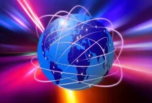 Représentation graphique d'une planète Terre connectée par des faisceaux lumineux symbolisant le réseau Internet mondial