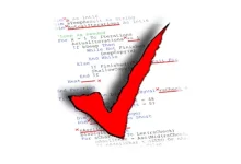 Une coche rouge sur un code source, symbolisant la validation et le respect des standards