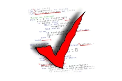 Une coche rouge sur un code source, symbolisant la validation et le respect des standards