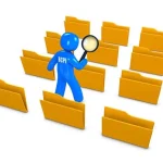 Illustration d’un personnage bleu avec une loupe examinant des dossiers symbolisant une base de données bien organisée