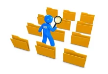 Illustration d’un personnage bleu avec une loupe examinant des dossiers symbolisant une base de données bien organisée