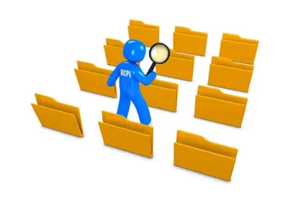 Illustration d’un personnage bleu avec une loupe examinant des dossiers symbolisant une base de données bien organisée