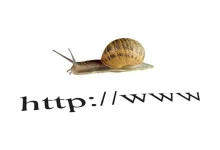 Un escargot avançant sur une URL symbolisant la lenteur d'un site web