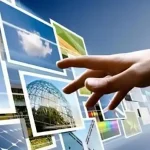 Une main interagissant avec une interface virtuelle affichant plusieurs images, symbolisant un site dynamique