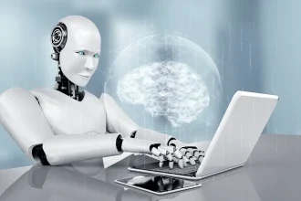 Un robot humanoïde travaillant sur un ordinateur portable, illustrant le concept de l'intelligence artificielle et de ses interactions avec les technologies modernes.