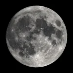 La Lune en pleine phase, vue avec un télescope astronomique, révélant les détails de sa surface avec des cratères et des nuances claires et sombres.