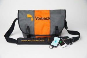 Le Vor-Power flexible battery strap (100 euros + frais de livraison) : La bandoulière peut recharger un téléphone cinq fois de suite. © Vorbeck Materials Corp