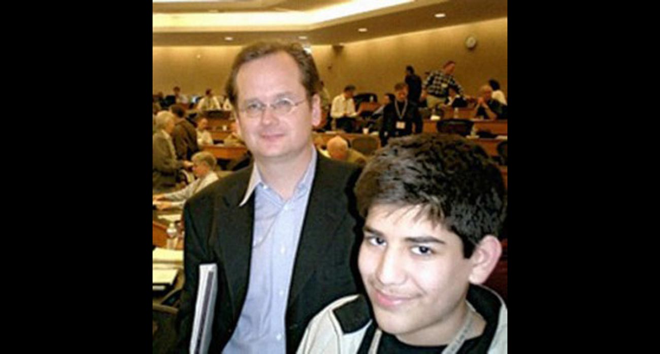 Aaron Swartz, alors âgé de 15 ans, avec le juriste Lawrence Lessig.