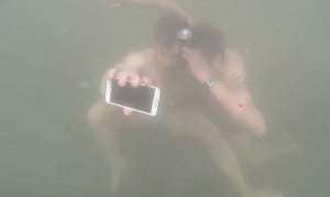 Gagner un Galaxy S5 en plongeant dans de l'eau glacée (vidéo)