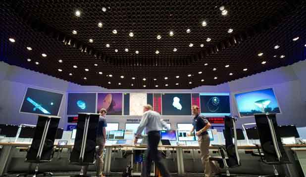 Une équipe de scientifiques suivent la trajectoire de la sonde spatiale européenne Rosetta, le 6 août 2014 à Darmstadt, en Allemagne.