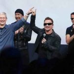 Tim Cook et le groupe U2 lors de la conférence de presse Apple le 9 septembre 2014