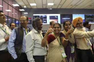 Les scientifiques indiens célèbrent la mise en orbite réussie d'une sonde autour de Mars.