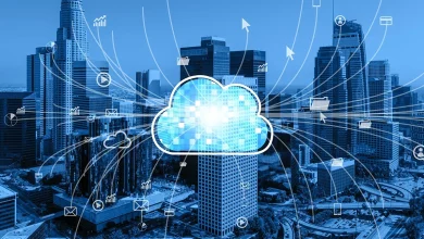 Représentation numérique du cloud computing reliant les données d’entreprises dans une ville moderne.