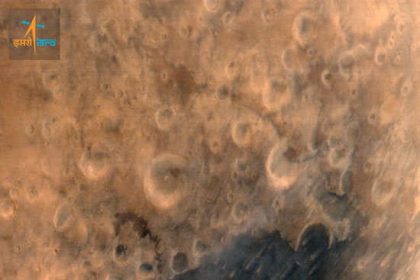 Cette image de la région martienne Syrtis Major a été acquise depuis une altitude de 7.300 kilomètres. Elle montre des détails de 376 mètres.
