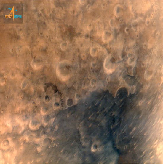Cette image de la région martienne Syrtis Major a été acquise depuis une altitude de 7.300 kilomètres. Elle montre des détails de 376 mètres.